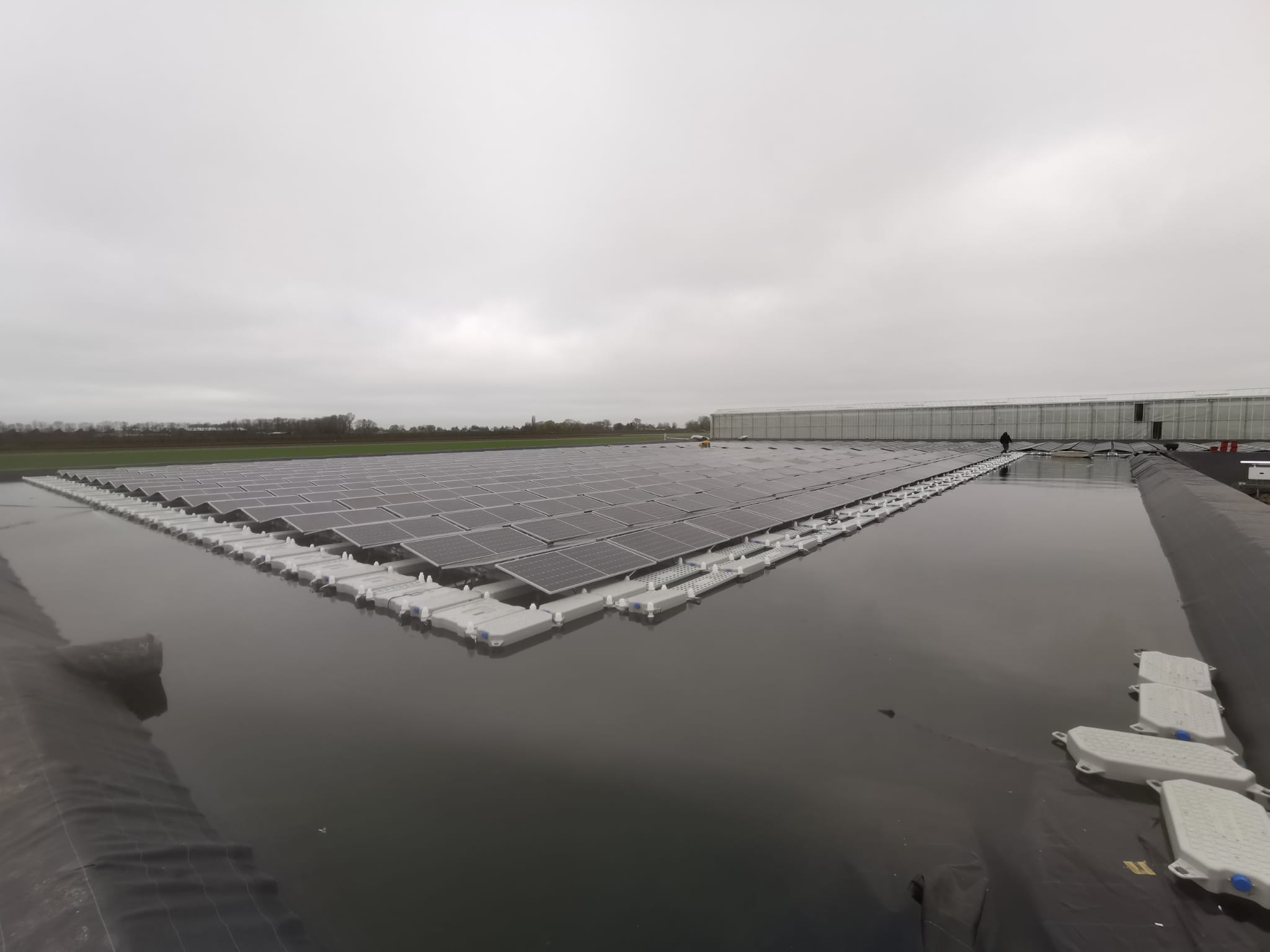 Solarmodule auf dem Wasser